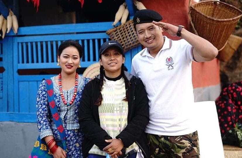 कौडा किङ दुर्गा र नायिका मन्जु गुरुङ को - लाहुरै बाट